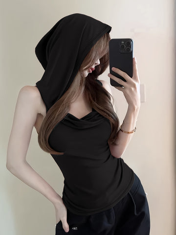 Enveloppez-vous d'un mystère minimaliste avec cette veste à capuche tendance.