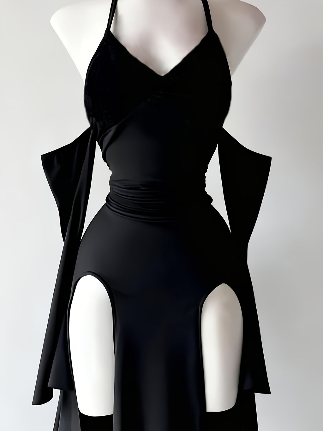 Robe Noire Gothique Style Licou avec Fente Haute et Découpes, Style Tendance Niche, Pièce Vestimentaire Unique